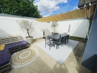 Aménagement de la terrasse pour cet été !La touche finale c’est cette petite estrade custom construite en quelques heures, habillées avec des lames de terrasses et qui accueille une jolie bande de gazon (synthétique certes). L’inspectrice 🥔 a l’air d’approuver 👍#woodworking #outdoorfurniture #terrasse #summer