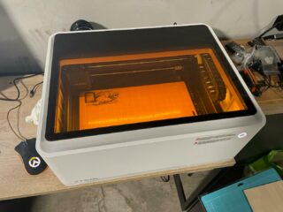 Hey salut 👋 J’ai rien posté depuis 5 mois mais me revoilà avec un nouveau jouet ! Attendez-vous à voir pas mal de petites créations avec cette beauté.Et joyeux Noël bien sûr 🫡 PS : ne jalousez pas trop la souris du Dead Game svp#woodworking #xtool #lasercutting #laserengraving #workshop #fakewoodworker