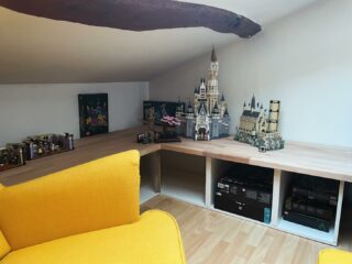 Lego Corner terminé ! ✅ Enfin presque … je suis tombé à court de bandes de chant et ça manque encore un petit peu d’éclairage. Tout a été fait sur mesure bien sûr pour épouser ces murs parfaitement droits et d’équerre (non 👀)#woodworking #woodworker #menuiserie #lego #chill