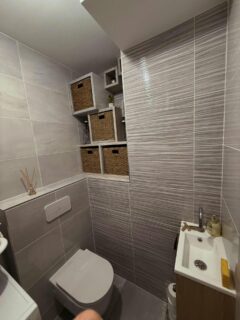 Voici la dernière création bois !Cubes de rangement réalisés en épicéa pour une niche au dessus des toilettes.#bois #menuiserie #woodworking #artisancreateur #artisan